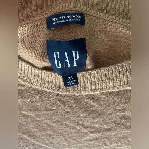 4 Gap Sweaters - Picture 3 of 9